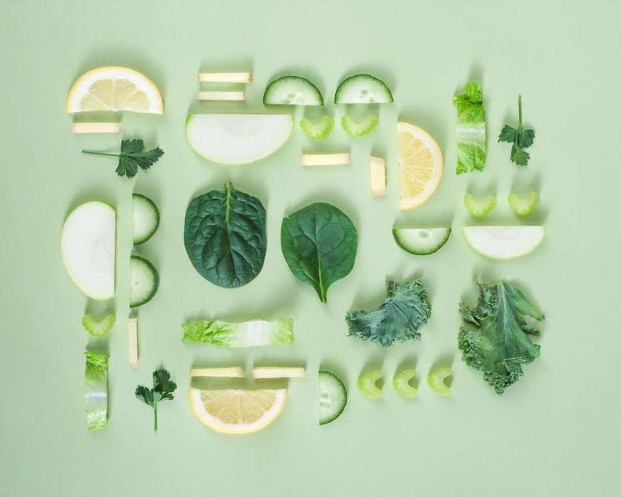 緑色の野菜とレモン