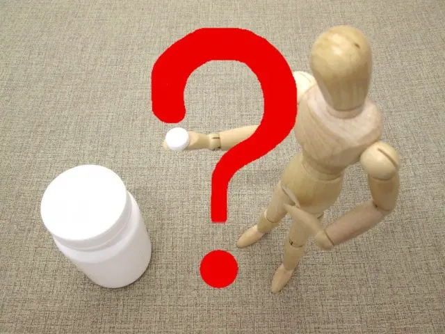 ?マークと薬と人形