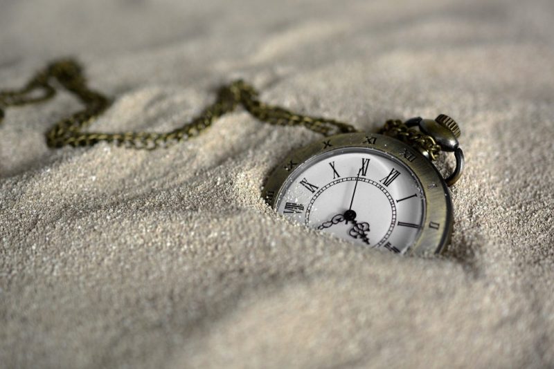 砂に埋まった時計